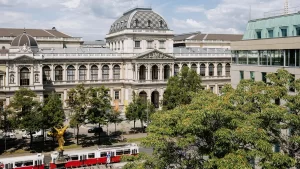 universitaet wien uni studenten studieren ring ringstrasse strassenbahn 300x169