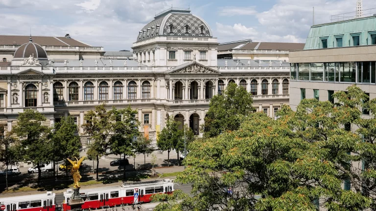 universitaet wien uni studenten studieren ring ringstrasse strassenbahn 768x432